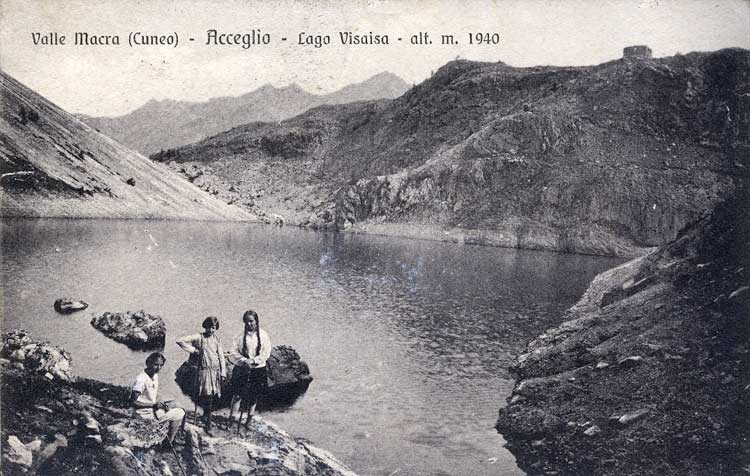 Ragazze al Lago Visaisa, 1933
Edizioni Fresia - Collezione Roberto Peano Cuneo