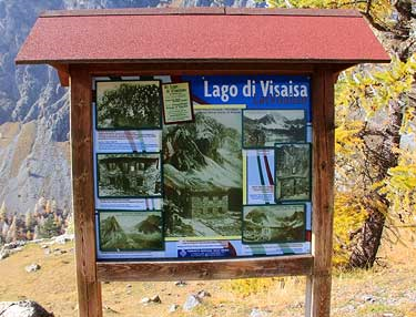 Ecco ciò che resta oggi del Rifugio "Principe di Piemonte", posizionato sulla cresta che sovrasta il Lago Visaisa.
Un pannello riproduce alcune delle fotografie che avete visto in questa pagina, curata dal geologo Enrico Collo.