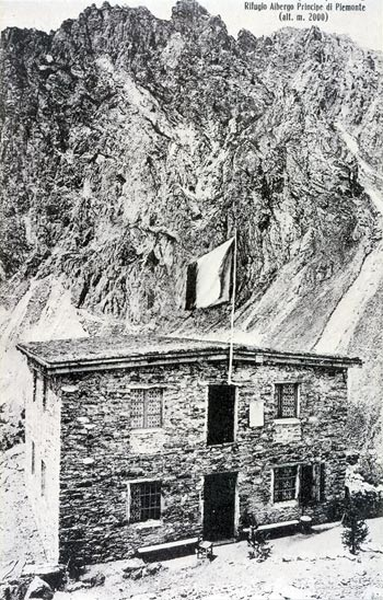 Rifugio-Albergo “Umberto Principe di Piemonte” al Lago Visaisass (allora veniva chiamato così); anno 1911.

Si può scorgere il proprietario, Silvio Turra, seduto su una panca.