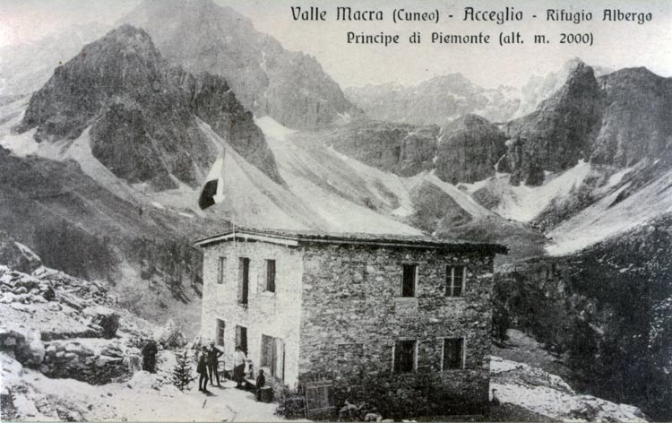 Il Rifugio sorgeva in posizione molto panoramica sopra il Lago Visaisa, in basso a destra non visibile nella foto. Di fronte, la bastionata rocciosa dietro alla quale si trova il Lago Apzoi e da cui si arriva al confine con la Francia.