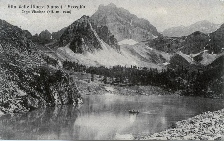 La grande attrattiva del Rifugio: giro del Lago Visaisa sulla barchetta "Jolanda", circondati dall'incantevole panorama delle vette alpine.