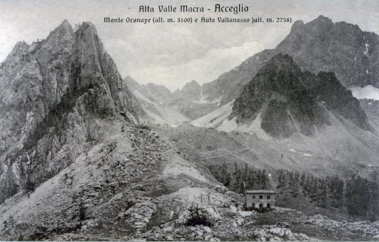 Il Rifugio-Albergo visto dalla cresta che separa le Sorgenti del Maira, a sinistra, e il Lago Visaisa.