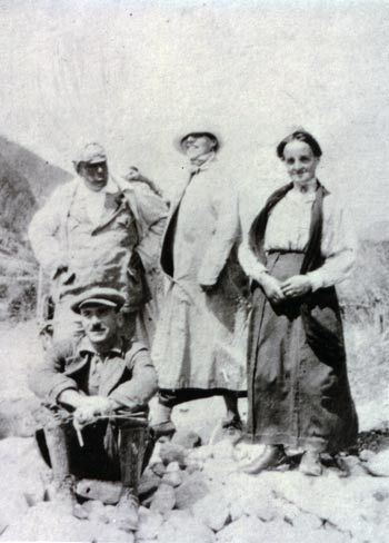 Alcuni villeggianti sono fotografati vicino alla signora Turra (la signora a destra). Da notare le scarpe eleganti coi tacchi alti della ricca signora, al centro della foto: erano calzature poco adatte a quel luogo di alta montagna.