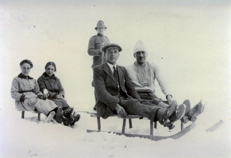 La famiglia Turra sulla neve, con la slitta. In primo piano Silvio Turra e suo figlio Vittorio (ormai giovanotto); dietro la signora Turra e la figlia Maddalena (anche lei è ormai diventata una ragazzina).