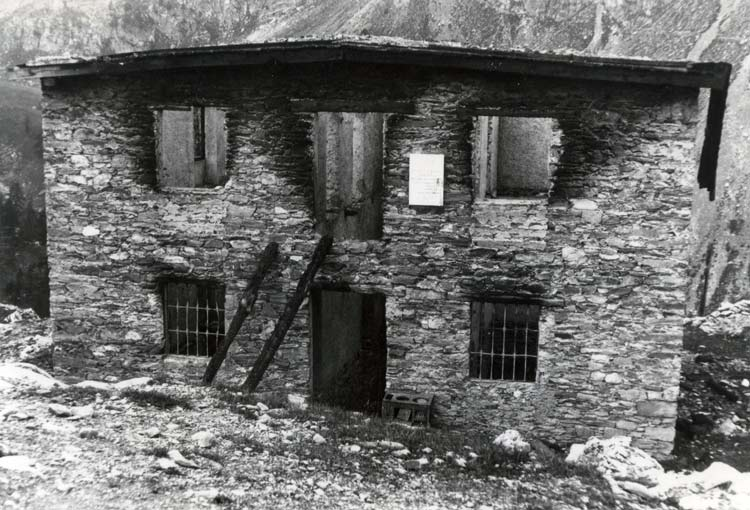 Estate 1928

Il Rifugio-Albergo è appena stato dato alle fiamme da ignoti.
Si può ancora scorgere la targa che ricorda il giorno dell’inaugurazione.
