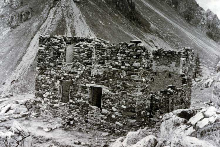 I ruderi del rifugio-Albergo, come si presentavano negli anni 1980.